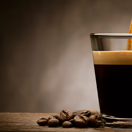 Le Nescafé Café Spécial Filtre est un café soluble instantané de qualité supérieure qui offre une expérience caféinée rapide et pratique. Grâce à sa formule soluble, vous pouvez préparer une délicieuse tasse de café en un instant, sans avoir besoin d'une cafetière ou de matériel supplémentaire.