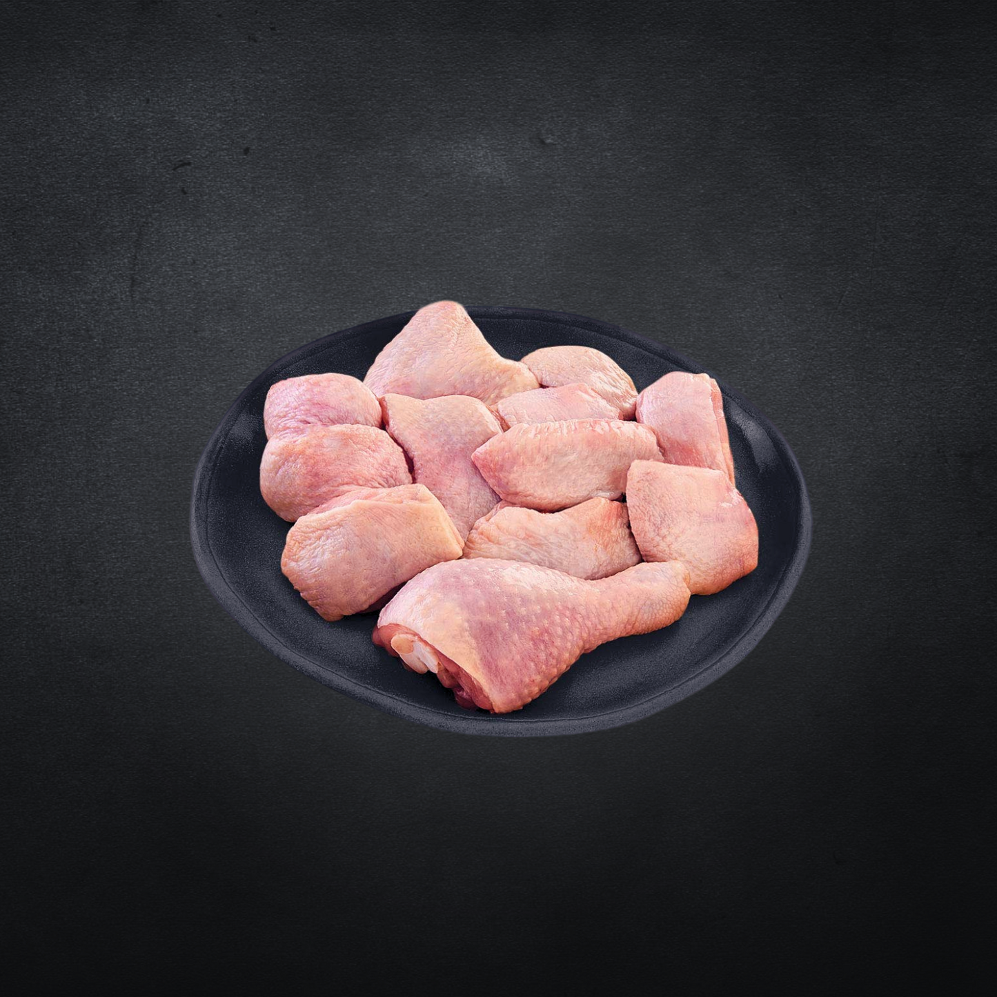 cuisse de poulet halal avec peau découpée en morceaux sur une assiette noire avec fond anthracite