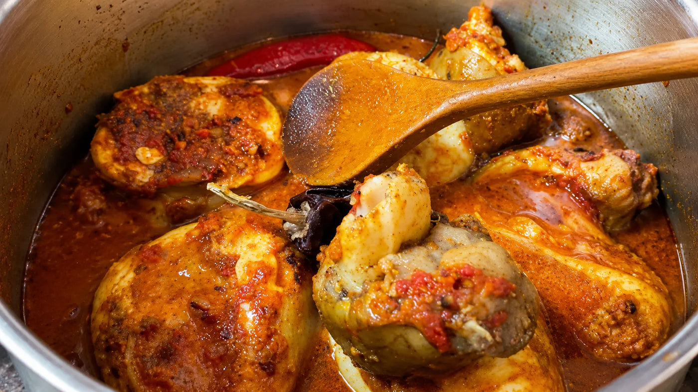 Poulet mijoté en sauce tomate épicée aux aromates.