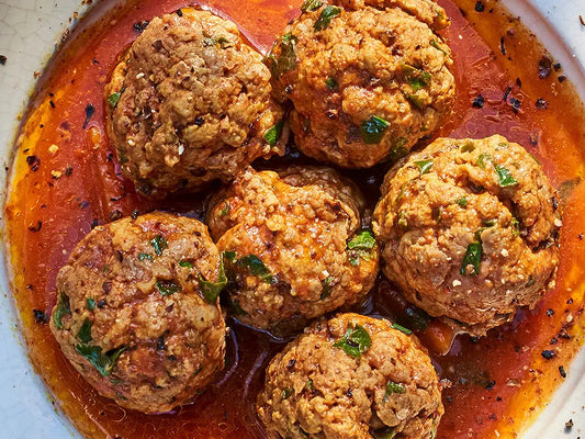 Boulettes d’agneau marocaines épicées en sauce tomate