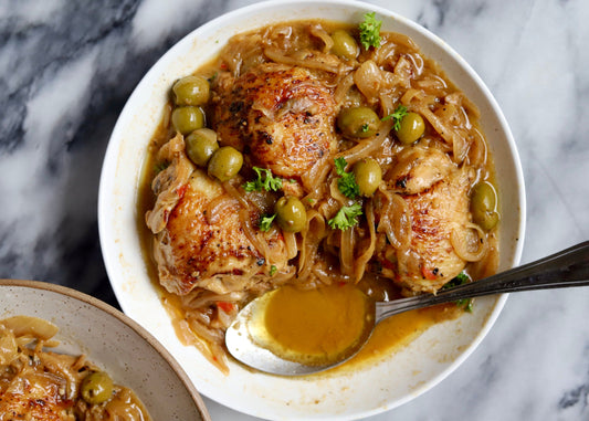 Poulet yassa, recette senegalaise aux oignons et citron
