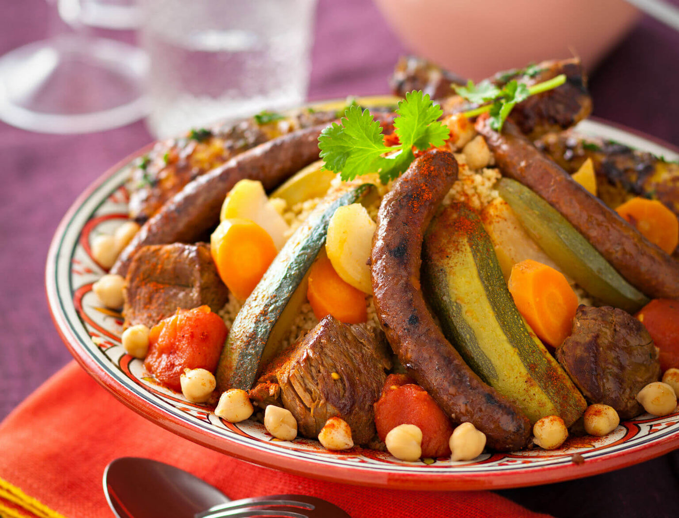 Couscous royal agneau poulet merguez semoule légumes carottes navets courgettes pois chiches bouillon épices