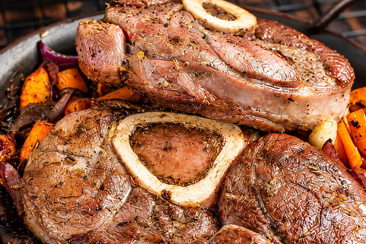 Jarret de veau rôti avec os à moelle et légumes