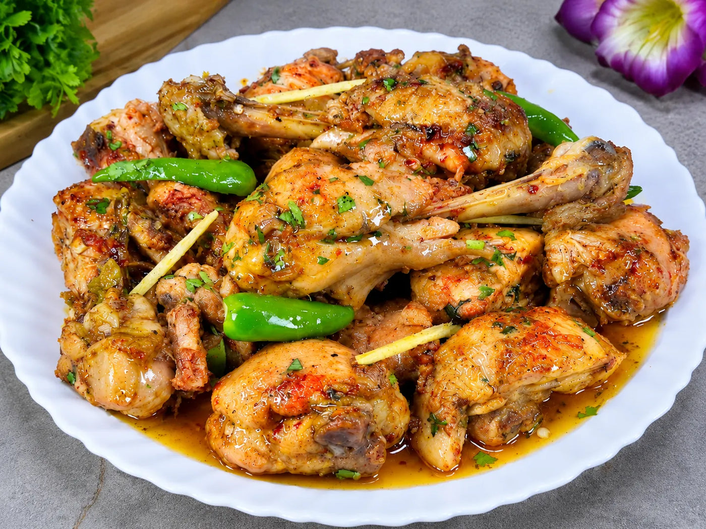Poulet épicé garni de piments verts et gingembre.