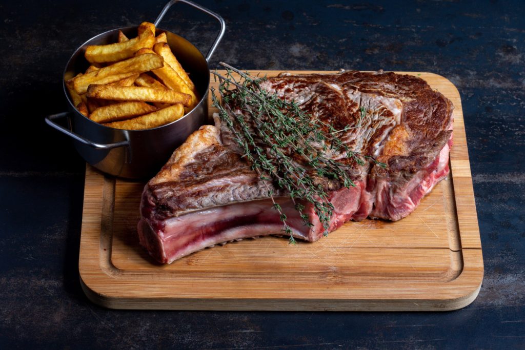 Cote de boeuf grillee au barbecue avec frites
