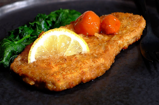 Escalopes de veau panées dorées croustillantes assiette citron persil food photography