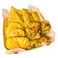Coffret ramadan contenant des encas pakistanais tels que des samosas faits maison, des nems, des kachoris ainsi que des pakoras (beignets) aux épinards 